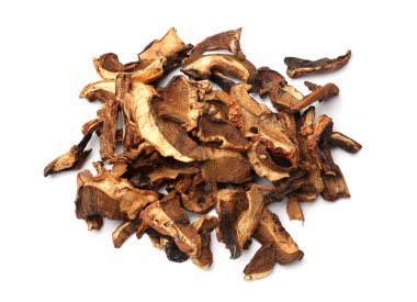 Kurumuş mantar parçaları beyaza izole edilmiş.