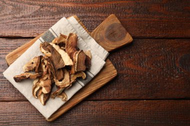 Ahşap masada kurutulmuş mantar mantarı, üst manzara. Metin için boşluk
