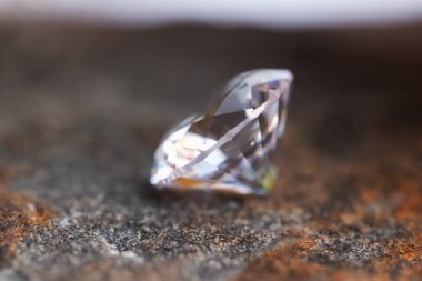 Taş yüzeyde güzel, parlak bir elmas, yakın plan.