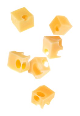 Beyaz arkaplana karşı havadaki peynir küpleri
