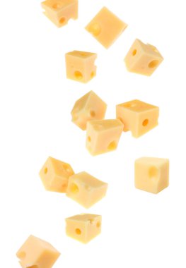 Beyaz arkaplana karşı havadaki peynir küpleri