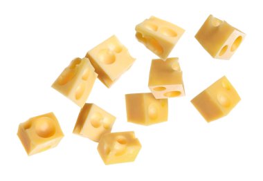 Beyaz arkaplana karşı havadaki peynir küpleri