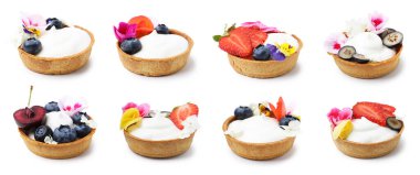 Beyaz çiçeklerle süslenmiş tartlar, set. Lezzetli tatlı