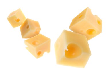 Beyaz arkaplana karşı havadaki peynir küpleri