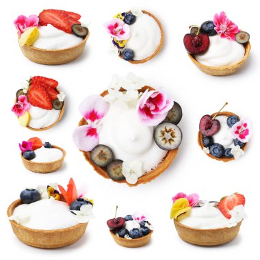Beyaz çiçeklerle süslenmiş tartlar, set. Lezzetli tatlı