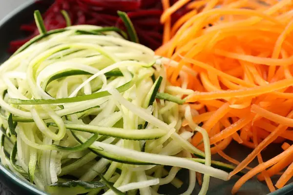 Farklı sebzeli erişteler, yakın plan. Vejetaryen yemeği.