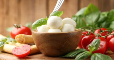 Masada çatallı mozzarella peyniri topunu alıyorum, yakın plan.