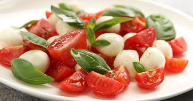 Masada lezzetli salata Caprese 'e baharat ekliyorum. Yakın plan.