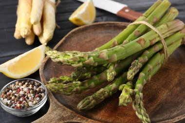 Farklı çiğ kuşkonmaz mızrakları, baharatlar ve bıçak.