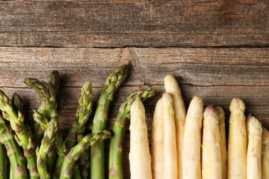 Tahta masada farklı çiğ kuşkonmaz mızrakları var.