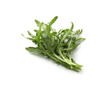 Taze yeşil roka yaprakları beyazın üzerinde izole.