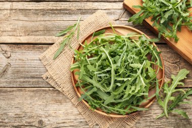 Taze yeşil roka yaprakları ahşap masada, düz yerde. Metin için boşluk