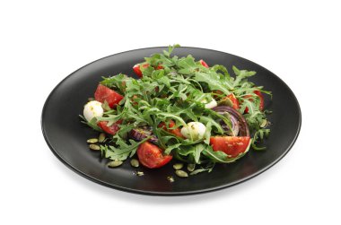 Lezzetli salata roka, mozzarella ve beyaz üzerine izole edilmiş sebzeler.