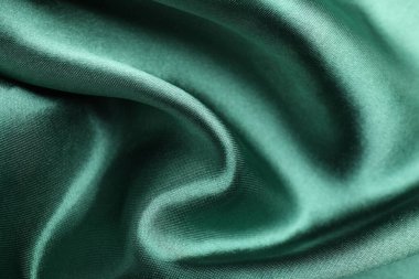Arkaplan olarak buruşmuş yeşil ipek kumaş, yakın plan
