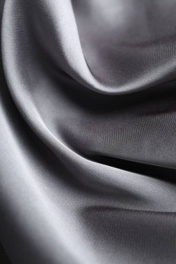 Arkaplan olarak buruşuk gri ipek kumaş, yakın plan