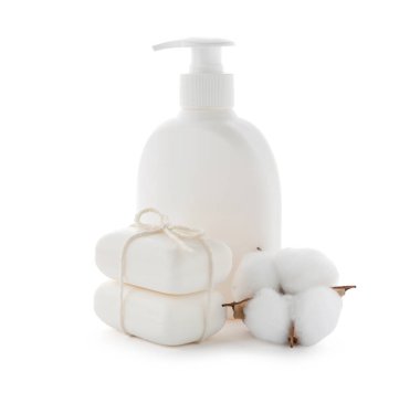Sabun çubukları, bir şişe cilt ürünü ve beyaz üzerine izole edilmiş pamuk çiçeği.