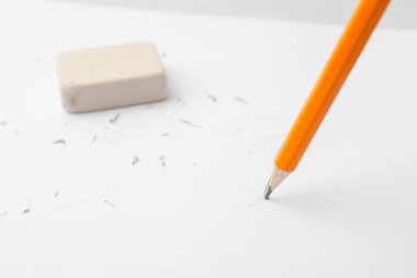 Kağıt tabaka üzerindeki grafit kalem ve silgi, yakın plan