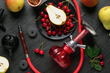 Nargile ve taze meyveler siyah masada, düz yatıyordu.