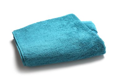 Bir kıvrılmış havlu beyaza izole edilmiş.