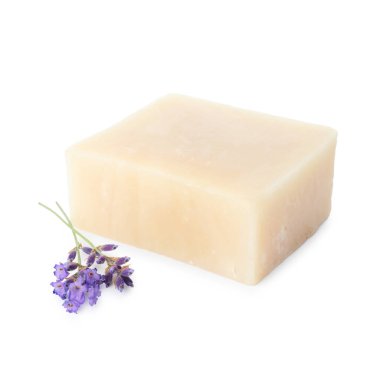 Sabun çubuğu ve lavanta çiçekleri beyaz üzerine izole edilmiş.