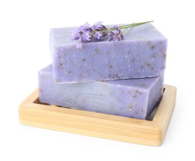 Sabun barları ve lavanta çiçekleri beyaza izole edilmiş.