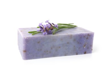 Sabun çubuğu ve lavanta çiçekleri beyaz üzerine izole edilmiş.