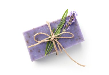 Sabun çubuğu ve lavanta çiçekleri beyaz, üst manzara