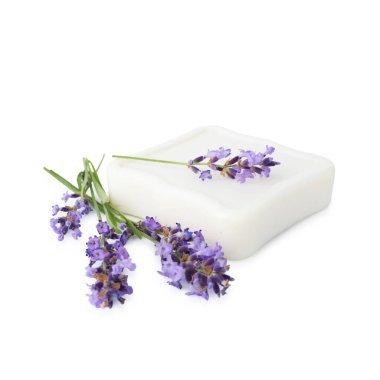 Sabun çubuğu ve lavanta çiçekleri beyaz üzerine izole edilmiş.