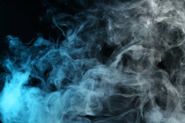 Siyah arka planda güzel nargile dumanı, yakın plan.