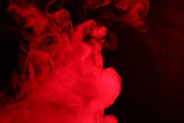 Siyah arka planda kırmızı ışıkta nargile dumanı, yakın plan