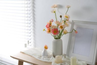 Güzel gelincik çiçekleri, çerçeve ve yanan mumlar. Metin için boşluk