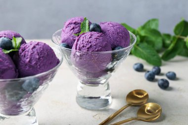 Yaban mersinli şerbet ve açık gri masada nane şekeri. Yakın plan.