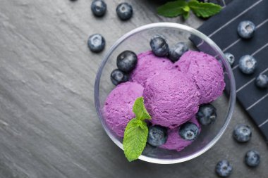 Yaban mersinli şerbet ve siyah masada nane şekeri. Metin için boşluk