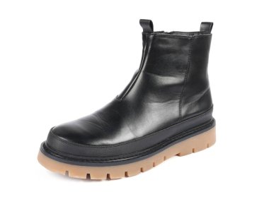 Beyaz arkaplanda şık bir siyah çizme