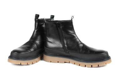 Beyaz arka planda bir çift şık siyah bot.