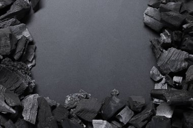 Gri arka planda siyah kömür parçaları, üst manzara. Metin için boşluk
