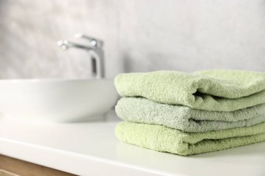Banyoda lavabonun yanında temiz havlular.
