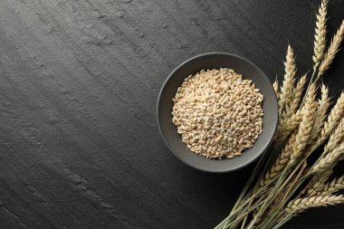 Siyah masa üzerinde bir sürü buğday ve tahıl var. Metin için boşluk