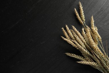 Siyah masada bir sürü buğday çivisi var, düz yerde. Metin için boşluk