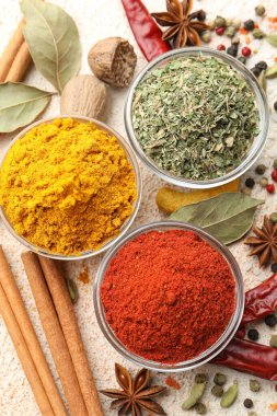 Renkli tabloda farklı aromatik baharatlar, düz konum