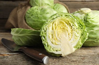 Taze taze lahana ve ahşap masa, yakın çekim