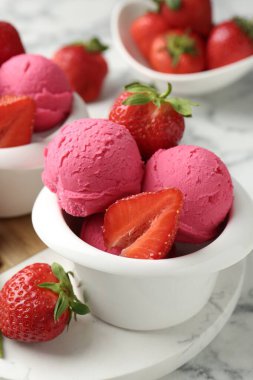 Beyaz mermer masada taze şerbet ve çilek, yakın plan.