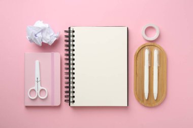 Pembe arka planda dizüstü bilgisayarlı düz kompozisyon