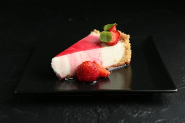 Çilekli, soslu ve naneli leziz bir cheesecake.
