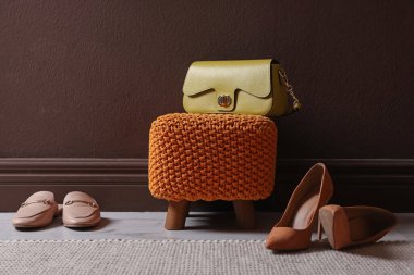 Poşetli ve ayakkabılı şık bir kadın.