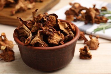 Kurutulmuş mantar mantarları açık ahşap masada, yakın plan.