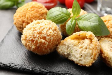 Gri masada fesleğenli leziz kızarmış köfteler, yakın plan.