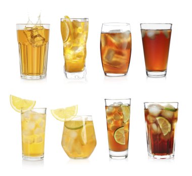 Buzlu çay. Beyaz bardaklarda farklı türde içecekler var.