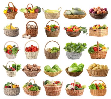 Hasır sepetlerdeki farklı taze sebzeler beyaz sepetlere izole edilmiş.