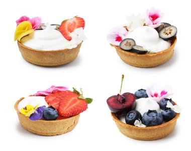 Beyaz çiçeklerle süslenmiş tartlar, set. Lezzetli tatlı